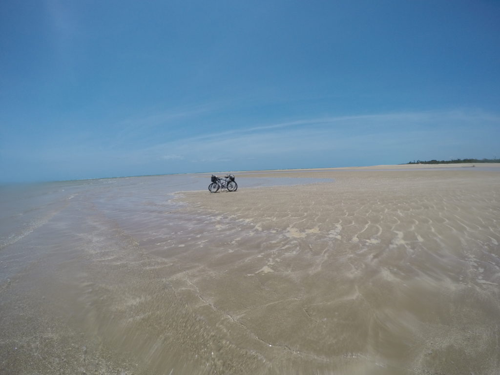 Bike ride in São Miguel dos Milagres is great option during the low tide 